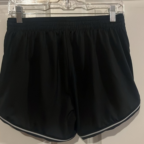 Women’s Under Armour Loose Fit Volleyball shorts - Size Small - Picture 2 of 6